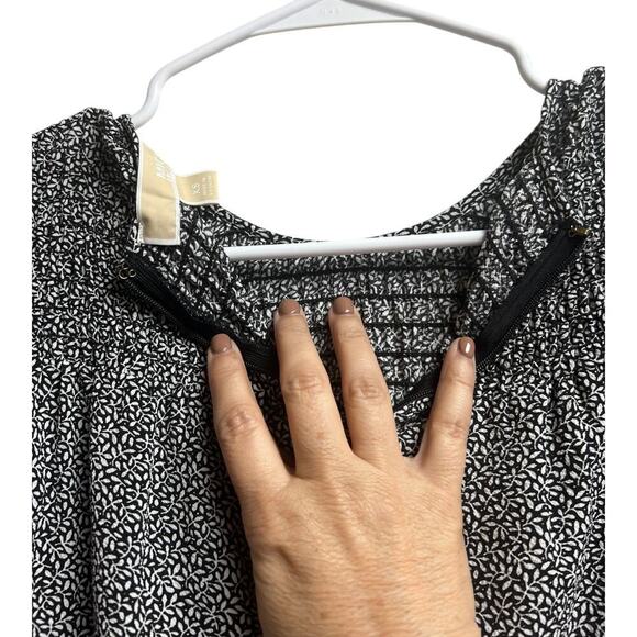 Michael Kors Smocked Peasant Blouse Size XS Pullover Zip Back Black White - Picture 9 of 10